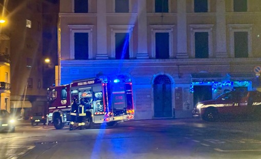 Vigili del fuoco impegnati in piazza Ricci