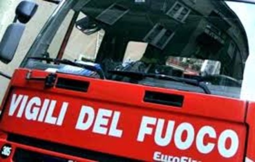 Finisce fuori strada e rimane incastrato nell’auto:  ricoverato in ospedale