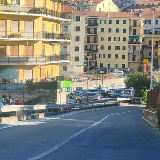 Auto e moto lanciate a tutta velocità, ma via Gavi a Imperia non è un circuito