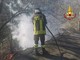 Imperia, vasto incendio di sterpaglie minaccia alcune case