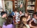 Imperia, studenti liceali a lezione di storia sfogliando le pagine dei giornali del '900 (foto)