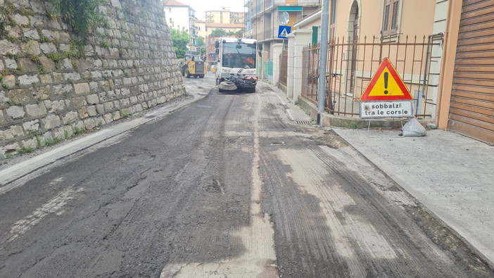 Imperia, lavori di asfaltatura di Via Verdi a Porto Maurizio