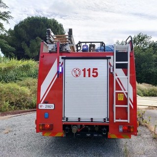 A fuoco un'auto in via Nassiriya a Diano Castello