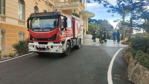 Caduta di calcinacci da un cornicione del Palazzo della Provincia: intervento dei vigili del fuoco