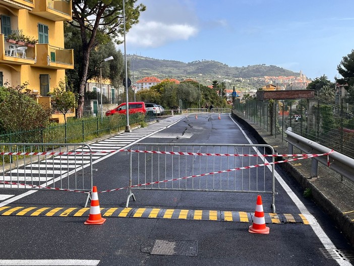 Cede l’asfalto, via Marconi chiusa a San Bartolomeo al Mare