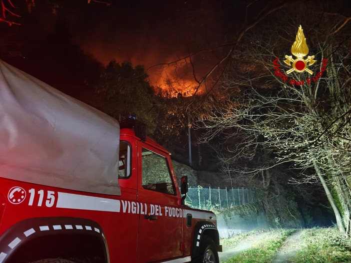 Non si arrestano le fiamme nell'entroterra di Imperia, Monte Faudo ancora a fuoco