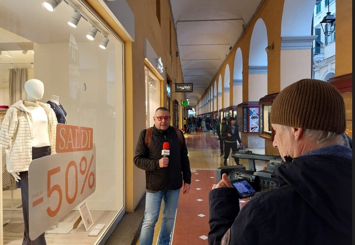 Partita la corsa ai saldi, speranze e dubbi di imperiesi e turisti (video)