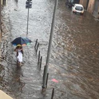 Nubifragio a Roma, pioggia e vento forte: strade allagate - Foto