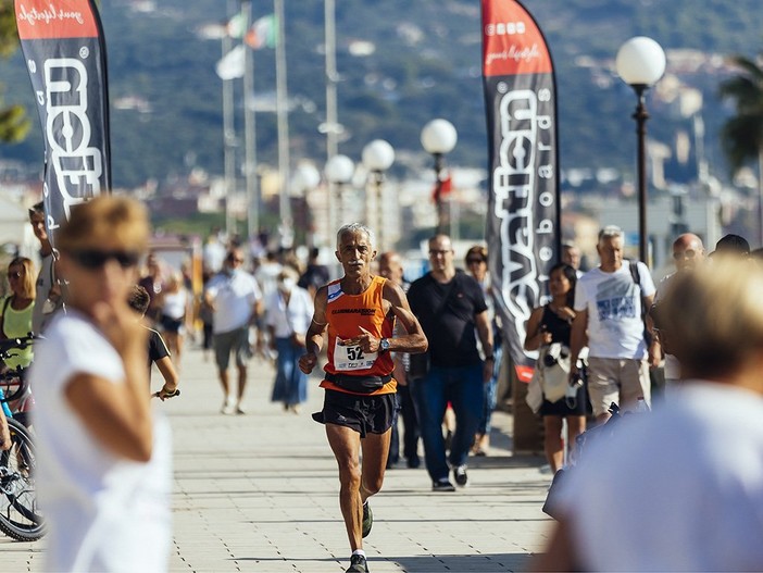 Wind Run: 6 Km di emozioni tra il molo di Andora e il Parco delle Farfalle organizzata dalla Golfo Dianese Runners