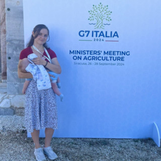 Al G7 l'ospite più giovane, la mamma con il figlio di 4 mesi