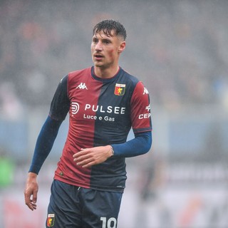 Pinamonti e un autogol dopo il rosso a Tourè, il Genoa passa a Udine