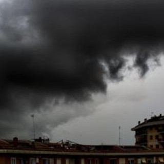 Bomba d'acqua a Roma, pioggia e vento forte: strade allagate