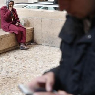 Migranti, niente telefonino senza permesso di soggiorno