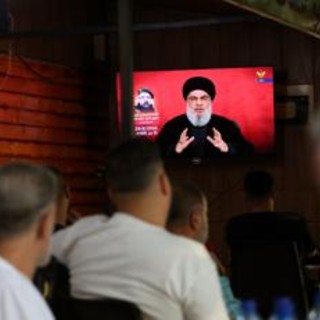 Hezbollah, perché tutti usano i cercapersone: &quot;Smartphone armi di Israele&quot;