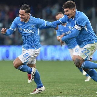 Il Napoli batte il Venezia 1-0 e ritrova la vetta