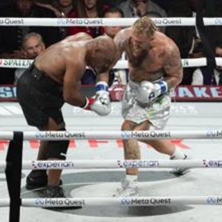 Jake Paul batte Mike Tyson, tanti sbadigli e pochi pugni nel match dell'anno