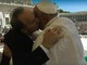 Benigni show in piazza San Pietro, bacia il Papa poi invoca la pace: &quot;La guerra deve finire&quot;