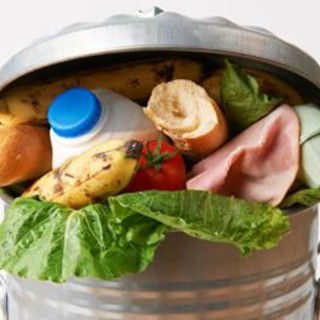 Cresce il Food Waste, ogni settimana gettati oltre 680 grammi di cibo a testa