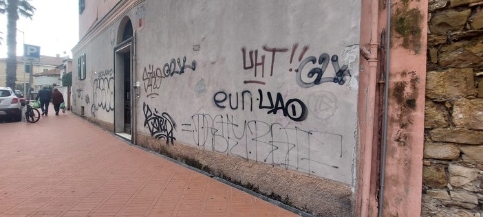 Writer scatenati nel centro storico di Porto Maurizio: colpiti corso Garibaldi,  via Romita e piazza  Mameli