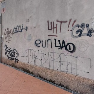 Writer scatenati nel centro storico di Porto Maurizio: colpiti corso Garibaldi,  via Romita e piazza  Mameli