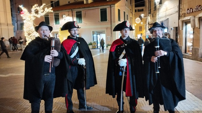 Il suono del Natale arriva a Imperia, in piazza San Giovanni spuntano gli zampognari (video)