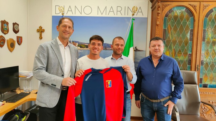 Il benvenuto di Za Garibaldi a Diano Marina per Nicolas Giordano: in regalo la maglia della Golfodianese (video)